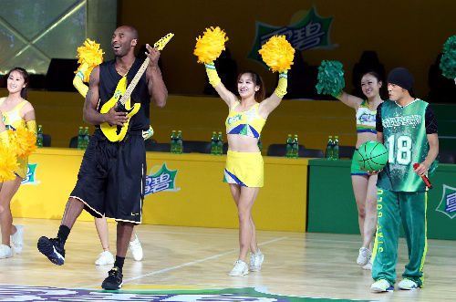  网坛情侣档同场竞技，爱情与事业双丰收