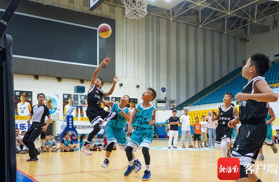  篮球技巧挑战赛，花式运球展现个人风采