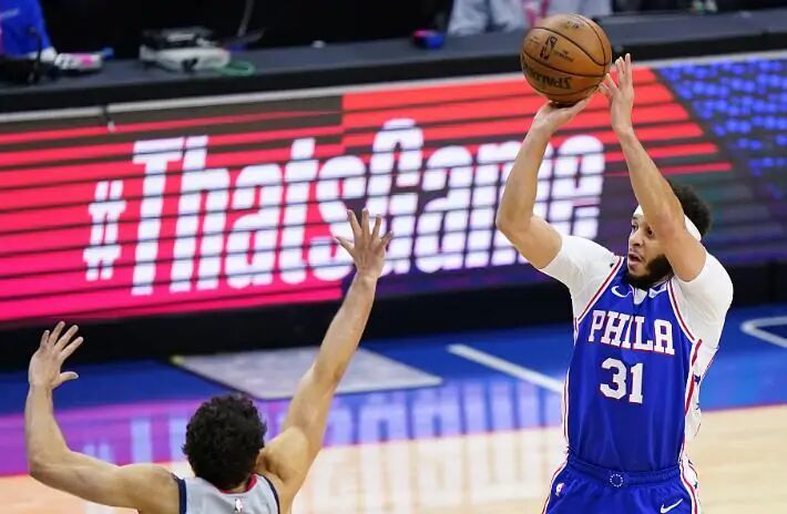  贾巴尔发球上网战术奏效，轻取胜利晋级次轮