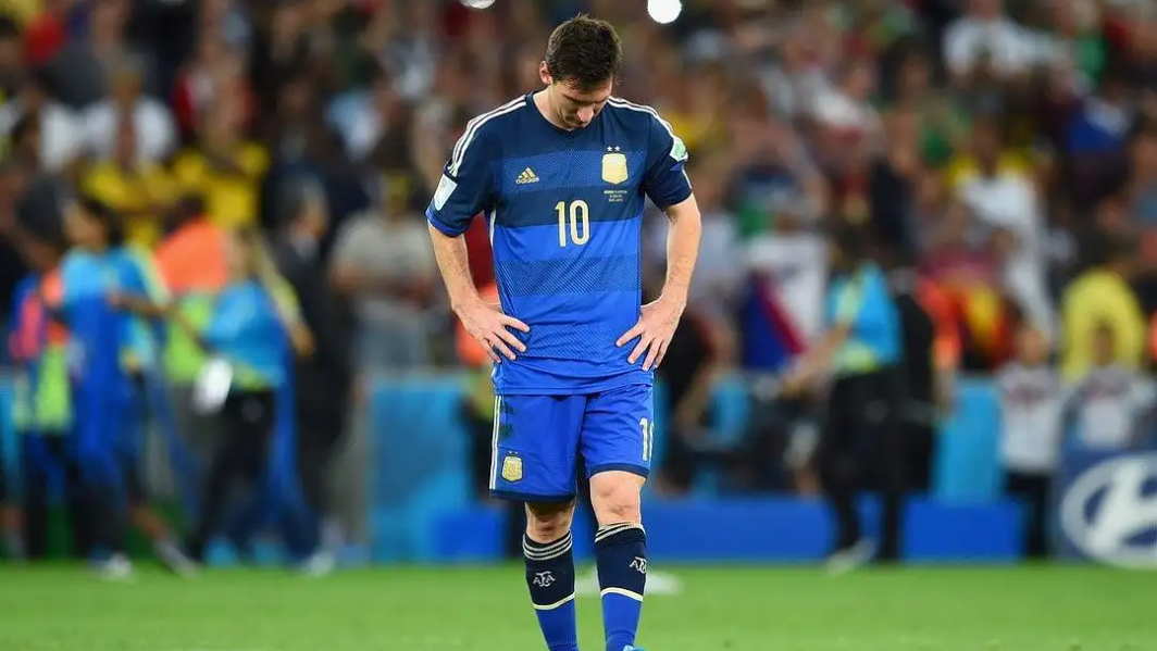  世界杯决赛激战正酣，阿根廷领先巴西