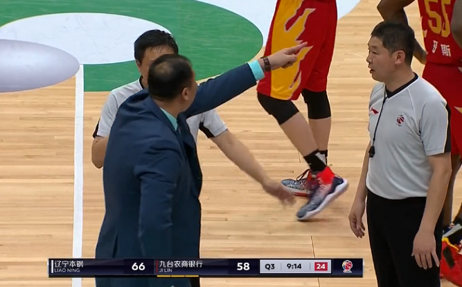  裁判判罚引发争议，赛后采访暗流涌动