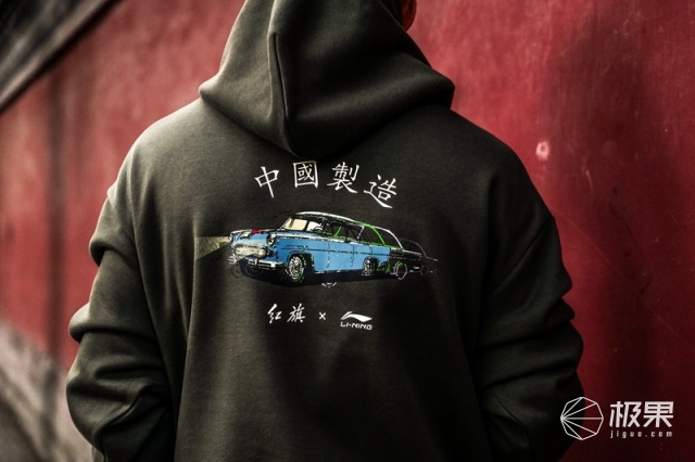  知名运动品牌推出限量款，联名设计师打造战袍