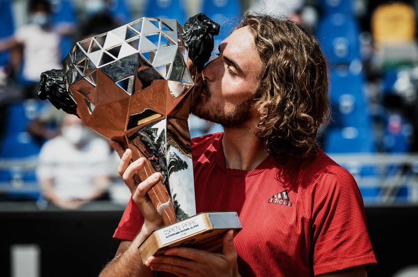  西西帕斯网前截击屡建奇功强势过关