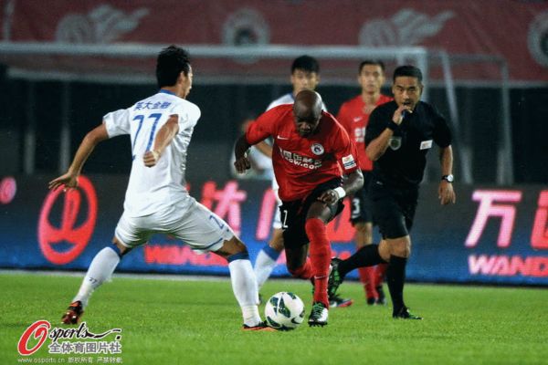  温网决赛激战正酣，德约科维奇强势冲击三连冠