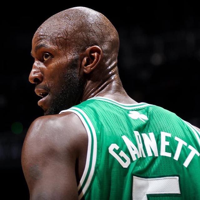  传奇球衣荣耀退役，历史时刻铭刻永恒记忆